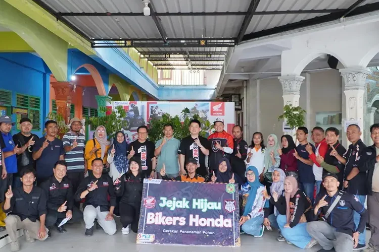 Foto: Komunitas Honda Bikers kembali menunjukkan kepedulian terhadap lingkungan melalui kegiatan yang bertajuk "Jejak Hijau Bikers Honda", yang digelar di Kelurahan Teladan Barat pada 16 November 2025.(Ist)
