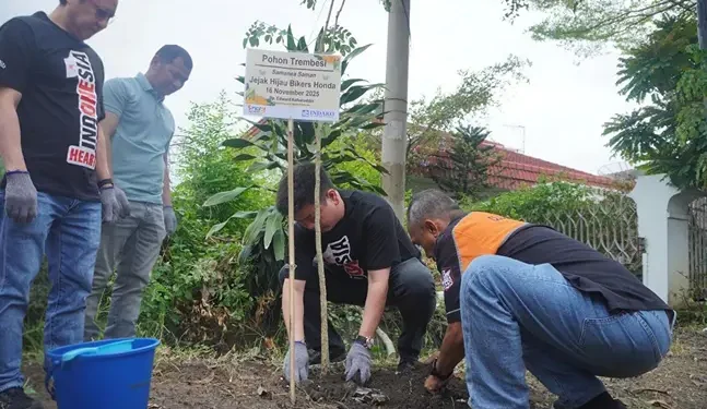 Indako Wujudkan Sinergi Bagi Negeri Lewat Penanaman 2.025 Pohon di Teladan Barat 1 Kegiatan Jejak Hijau Bikers mempertemukan komunitas Honda Bikers dengan warga dan perangkat Kelurahan Teladan Barat.(Ist)