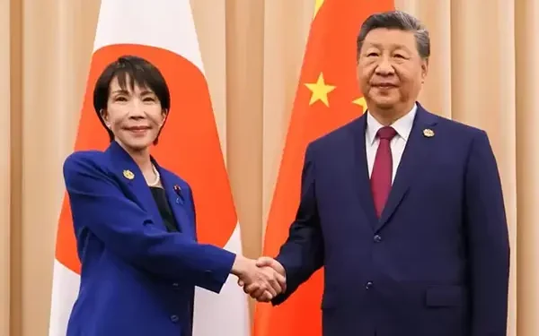 Perdana Menteri Jepang Sanae Takaichi dan pemimpin Tiongkok Xi Jinping di KTT APEC 2025.(Channel News Asia)