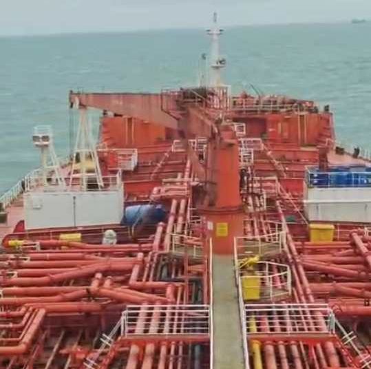 Foto: Dua kapal yang membawa pasokan Pertalite dan Biosolar belum dapat merapat dan sandar meskipun posisi keduanya sudah berada di titik siap sandar di area Single Point Mooring (SPM) Belawan.(tangkapan layar)