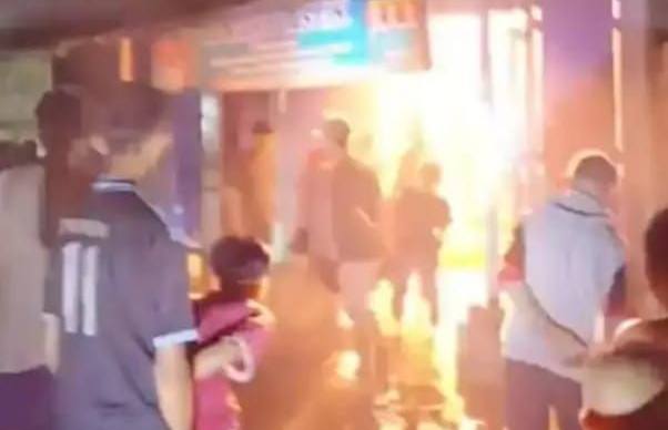 Foto: Usaha depot air minum isi ulang bernama Putra Water terbakar di kawasan Pajak Ketang, Desa Suka Jaya, Kecamatan Tanjung Tiram, Kabupaten Batu Bara.(Istimewa)