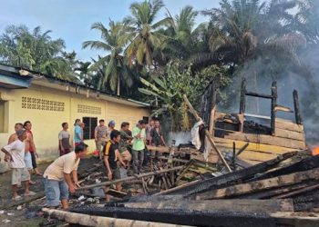 Foto: Tiga Rumah di Tapteng Dilalap Api, Kerugian Ditaksir Rp450 Juta 3