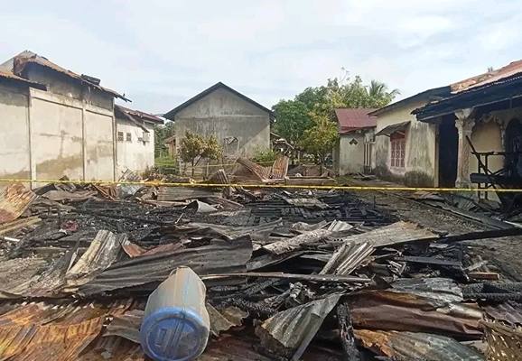 Foto: Sebanyak empat unit rumah warga dilaporkan hangus terbakar di Kampung Pulo Sarok, Kecamatan Singkil, Kabupaten Aceh Singkil.(Istimewa)