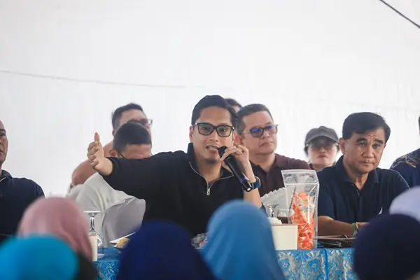 Foto: Wali Kota Medan, Rico Waas dalam kegiatan Sapa Warga yang digelar di Jalan Taman Sakura Indah, Kelurahan Tanjung Selamat, Kecamatan Medan Tuntungan, Sabtu (22/11/2025).(Dok:Diskominfo Medan)