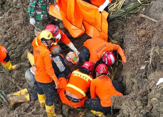 Foto: Dua jenazah korban tanah longsor kembali ditemukan pada Sabtu (22/11) di lokasi bencana,
(Foto: Basarnas Semarang/RRI)