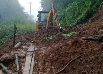 Foto: Longsor Tapteng Isolasi 3 Lokasi di Tukka 4