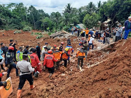 Foto: ​11 Korban Longsor Cilacap Ditemukan Meninggal, 10 Orang Masih Dicari 2
