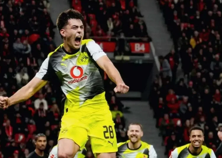 Foto: Pemain Dortmund, Aaron Anselmino, melakukan selebrasi.(Foto: Instagram/@bvb09)