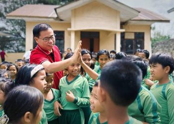 Anggota Komisi X DPR RI dari Fraksi PDI Perjuangan, dr Sofyan Tan mengunjungi Paepira Lakeside sekaligus memberi beasiswa PIP di Desa Sibolangit Tongging, Kecamatan Merek.(Ist)