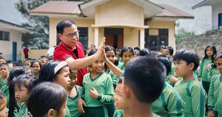 Anggota Komisi X DPR RI dari Fraksi PDI Perjuangan, dr Sofyan Tan mengunjungi Paepira Lakeside sekaligus memberi beasiswa PIP di Desa Sibolangit Tongging, Kecamatan Merek.(Ist)