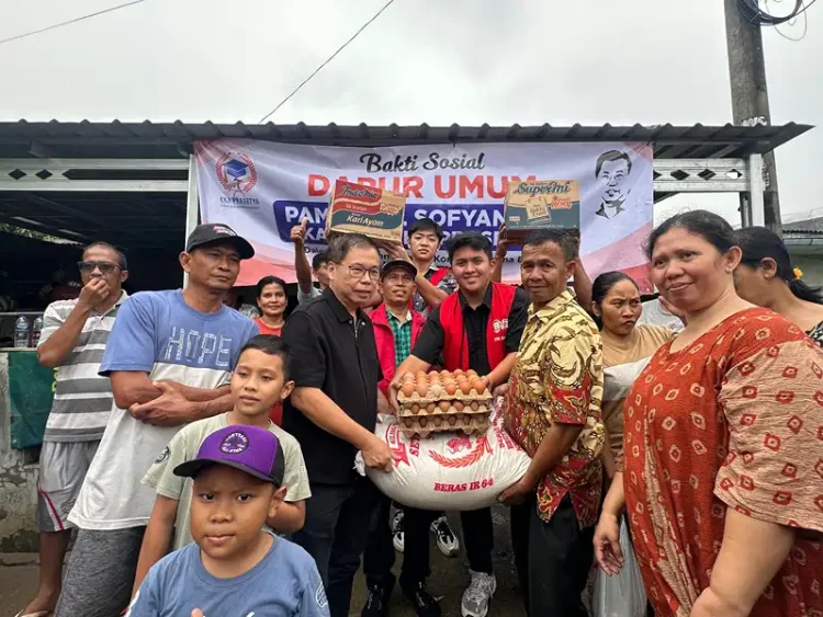 Foto: Anggota DPR RI dr Sofyan Tan bergerak untuk meninjau korban banjir di sejumlah lokasi bencana sekaligus memberi sumbangan logistik tambahan untuk keperluan dapur umum.(Ist)