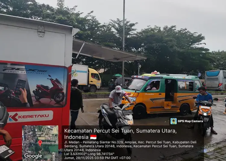 Foto: Tim Indako Trading Coy cabang Sp. Limun, Medan bergerak cepat memberikan bantuan kepada para pengguna sepeda motor yang mengalami mogok akibat banjir.(Ist)