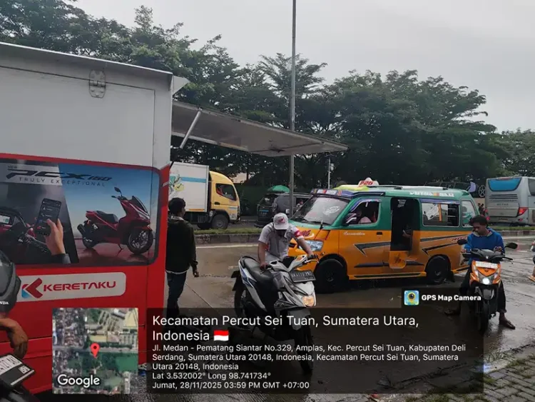 Foto: Tim Indako Trading Coy cabang Sp. Limun, Medan bergerak cepat memberikan bantuan kepada para pengguna sepeda motor yang mengalami mogok akibat banjir.(Ist)