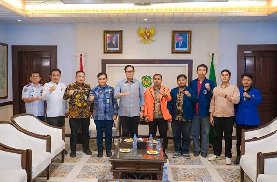 Rico Waas dan BEM SI Diskusikan Isu Medan: Anak Jalanan hingga Banjir 1 Wali Kota Medan, Rico Tri Putra Bayu Waas menerima audiensi dari Aliansi Badan Eksekutif Mahasiswa Seluruh Indonesia (BEM SI) Kerakyatan Sumatera Utara, di Balai Kota, Jumat (31/10/2025).(Dok:Diskominfo Medan)