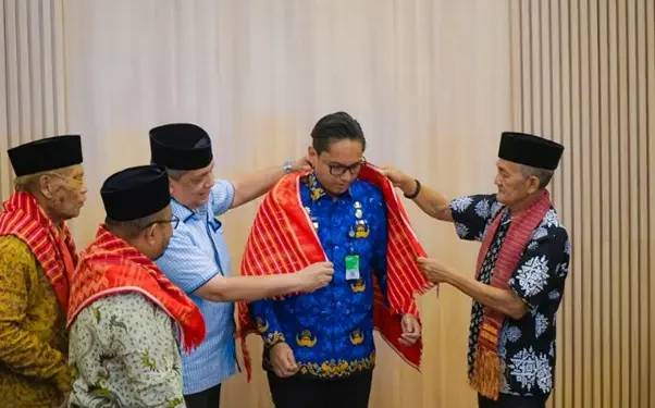 Wali Kota Medan Rico Waas menerima audiensi dari panitia Penambalan Marga Karo, di Rumah Dinas Wali Kota Medan, Senin (17/11/2025).(Dok:Diskominfo Medan)