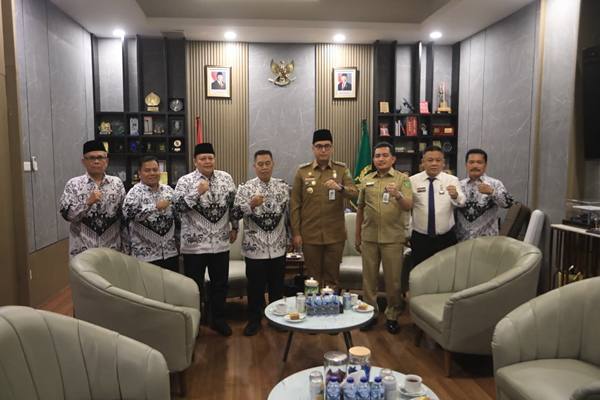 Foto: Wali Kota Medan Rico Tri Putra Bayu Waas saat menerima kehadiran pengurus Persatuan Guru Republik Indonesia (PGRI) Kota Medan di Rumah Dinas Wali Kota, Jalan Sudirman , Senin (10/11/25).(Dok:Diskominfo Medan)
