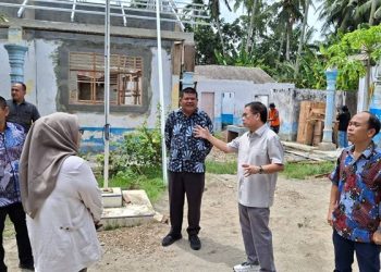 Anggota Komisi X DPR RI dari Fraksi PDI Perjuangan, dr. Sofyan Tan dua sekolah penerima manfaat yaitu SD 105276 Kota Datar dan SD 105279 Tandam Hilir II.(Ist)