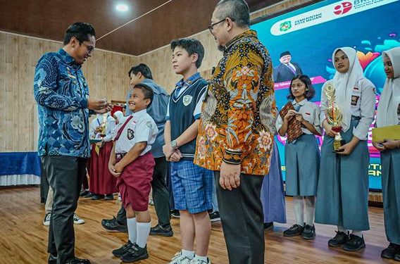 Wali Kota Medan, Rico Waas menutup LKTI BRIDA Medan dan penyerahan piala kepada para pemenang di Gedung PKK Medan, Kamis (6/11/2025).(Dok:Diskominfo Medan)