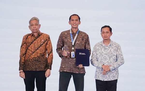 Berhasil! CSR Pertamina Sumbagut Raih Initiative Award 2025 1 Pertamina Patra Niaga Regional Sumbagut dianugerahi “Initiative Award 2025” untuk kategori Health and Wellbeing Impact. Penghargaan tersebut diserahkan oleh Human Initiative di Hotel Borobudur Jakarta pada hari Rabu (5/11).(Dok:Pertamina Sumbagut)