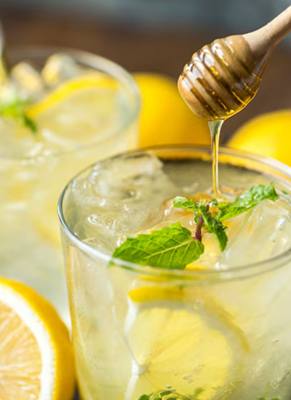 Foto: Ilustrasi minuman lemon dan madu.(Foto freepik.com)