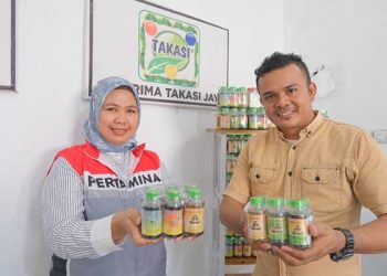 Inovasi Minyak Karo Takasi Tembus Pasar Nasional Berkat Sertifikasi Halal Pertamina 4 Minyak Karo Takasi Mejuah Juah, kini siap melebarkan sayapnya, ditandai dengan aroma rempah khas Tanah Karo yang menyambut dari botol-botol kecil berlabelnya.(Dok:Pertamina Sumbagut)