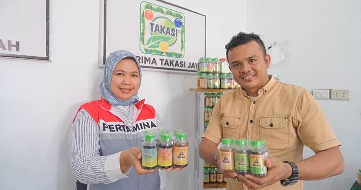 Inovasi Minyak Karo Takasi Tembus Pasar Nasional Berkat Sertifikasi Halal Pertamina 1 Minyak Karo Takasi Mejuah Juah, kini siap melebarkan sayapnya, ditandai dengan aroma rempah khas Tanah Karo yang menyambut dari botol-botol kecil berlabelnya.(Dok:Pertamina Sumbagut)