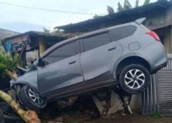 Foto: Mobil Minibus "Terbang" Hantam Teras Rumah di Langkat, 5 Remaja Selamat 9