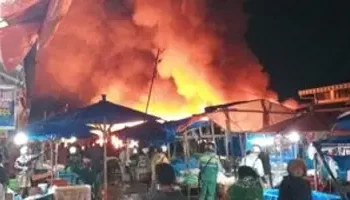 Foto: Pusat Pasar Sidikalang Terbakar, Puluhan Kios Hangus 3