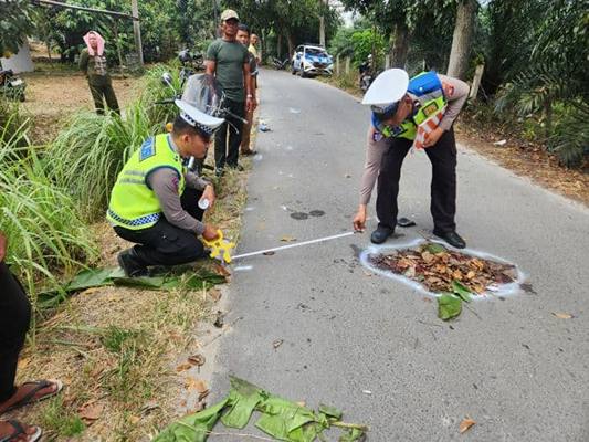 Foto: Personel Sat Lantas Polres Simalungun sedang melakukan cek dan olah TKP. (Istimewa)