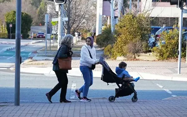 Sejumlah orang saat berjalan di Anketell Street di Canberra, Australia (19/6/2025). (ANTARA/Xinhua/Zhang Na)