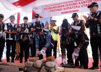 OJK Bangun Kantor di Sumut: Dukung P2SK, ESG, dan Penguatan Ekonomi Medan 1 Seremoni peletakan batu pertama dilakukan oleh Wakil Ketua Dewan Komisioner OJK, Mirza Adityaswara, di Medan, pada Jumat (7/11).(Dok:OJK Sumut)