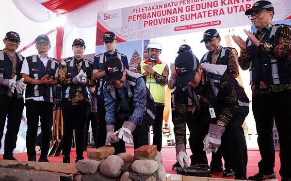 OJK Bangun Kantor di Sumut: Dukung P2SK, ESG, dan Penguatan Ekonomi Medan 1 Seremoni peletakan batu pertama dilakukan oleh Wakil Ketua Dewan Komisioner OJK, Mirza Adityaswara, di Medan, pada Jumat (7/11).(Dok:OJK Sumut)