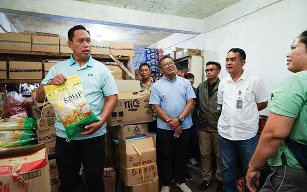 Bulog Kontrol Harga Jelang Nataru, Pengecer Nakal Terancam Izin Dicabut 1 Direktur Utama Perum Bulog, Ahmad Rizal Ramdhan melakukan kunjungan langsung ke sejumlah pasar dan fasilitas produksi di Medan, Sumatera Utara, pada Sabtu (08/11/2025).(Dok:Bulog Sumut)