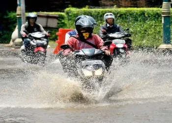 Foto: Honda Bagikan Tips Tetap #cari_aman Saat Berkendara Menghadapi Banjir 5