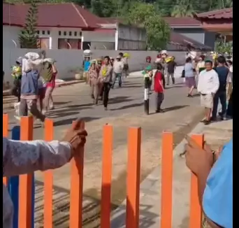Foto: Penjarahan gudang Bulog di Sibolga.(Istimewa)