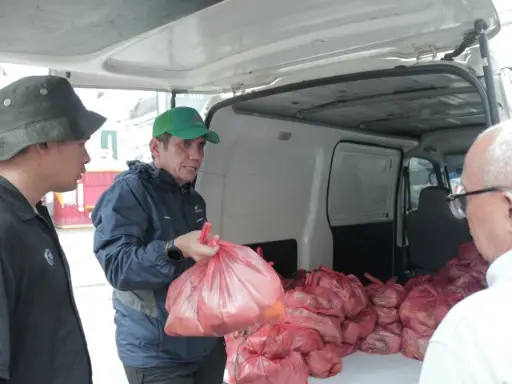 Foto: Jajaran kecamatan bersama sejumlah pihak menyalurkan bantuan makanan kepada para pengungsi di Kecamatan Medan Selayang dan Medan Barat, Jumat (27/11/2025).(Dok:Diskominfo Medan)