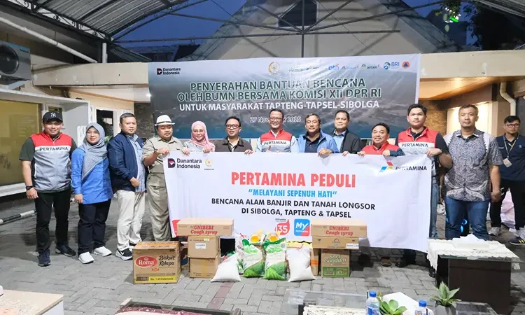 Foto: Sinergi BUMN Penanggulangan Bencana di Sumatera Utara (Sumut) ditunjukkan melalui penyerahan bantuan secara simbolis di Kantor PT Inalum, Medan, Kamis malam (28/11).(Dok:Pertamina Sumbagut)