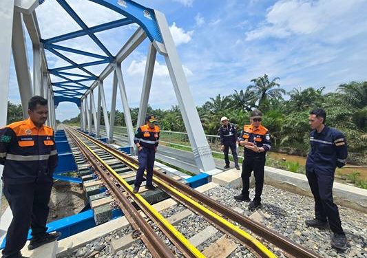 KAI Divre I Sumut Tingkatkan Keselamatan Nataru 2025/2026 dengan Peremajaan Rel 1 Menyambut masa Angkutan Nataru 2025/2026, PT KAI Divre I Sumut melaksanakan peremajaan bantalan rel di sejumlah jembatan kereta api yang berada dalam wilayah operasional Sumatera Utara.(Dok:KAI Divre I Sumut)