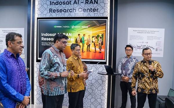 Indosat secara resmi mengumumkan peresmian AI-RAN Research Center di Surabaya hari ini, bekerja sama dengan dua mitra teknologi raksasa, Nokia dan NVIDIA.(Dok:Indosat)