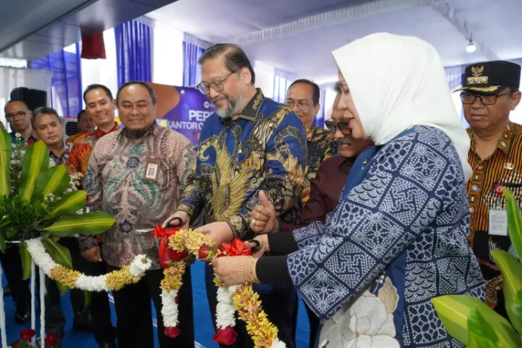 Foto: Presiden Direktur Bank Mestika,  Achmad S Kartasasmita meresmikan Kantor Cabang terbaru Bank Mestika di Kota Semarang, Provinsi Jawa Tengah, 27 November 2025.(Dok:Bank Mestika)