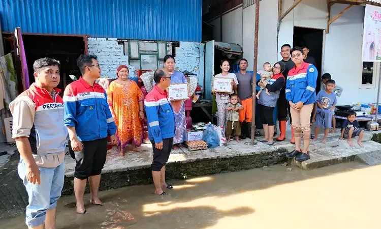 Foto: Pertamina Patra Niaga Regional Sumbagut langsung mengambil langkah cepat untuk memberikan bantuan kepada korban bencana banjir di Kelurahan Pekan Labuhan, Kecamatan Medan Labuhan.(Dok:Pertamina Sumbagut)