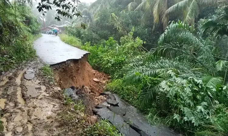 Foto: Kondisi ruas jalan yang putus tidak bisa dilalui roda 2 dan roda 4 di lingkungan VI Gunung Payung Tapteng.(Foto:Yasmend/MOL)