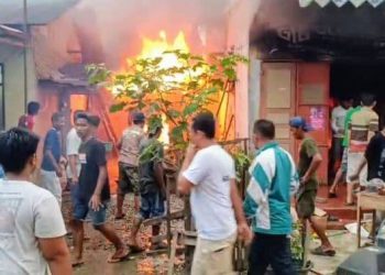 Foto: Diduga Korsleting, Dua Rumah di Langkat Ludes Terbakar Senin Malam 6