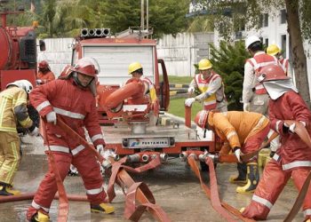 Foto: Hadapi Darurat, Pertamina Sumbagut Gelar Simulasi Gempa dan Kebakaran di IT Teluk Kabung 2