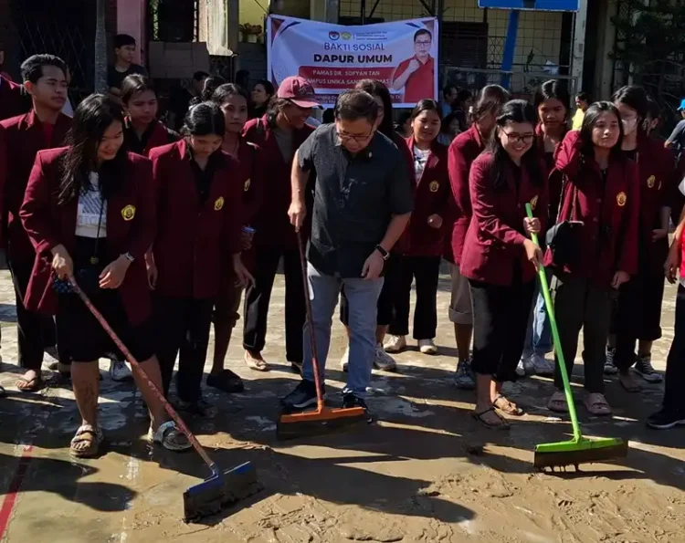 Foto: Sofyan Tan bersama mahasiswa penerima KIP Kuliah yang tengah bertugas di Dapur Umum PAMAS ikut serta dalam aksi gotong royong membersihkan lumpur di area sekolah.(Ist)