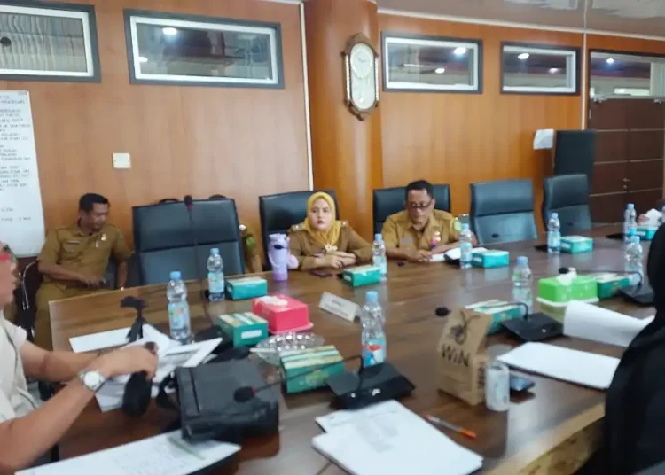 Foto: Suasana RDP Komisi IV DPRD Kota Medan terkait tembok pagar di Jalan Menteng Raya Gg Swadaya, Kelurahan Binjai, Kecamatan Medan Denai, Medan, Senin (24/11/2025).(Ist)