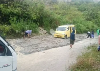 Foto: ​Longsor Tutup Jalinsum Sidikalang-Dolok Sanggul: Diduga Akibat Tambang Ilegal 7