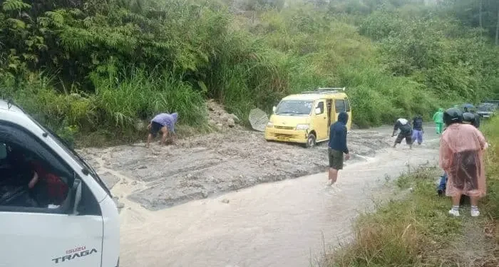 Akses Jalinsum yang menghubungkan Sidikalang, Samosir, dan Dolok Sanggul terpaksa lumpuh total pada Senin (17/11/2025).(Dok:Damkar Dairi/Mistar)