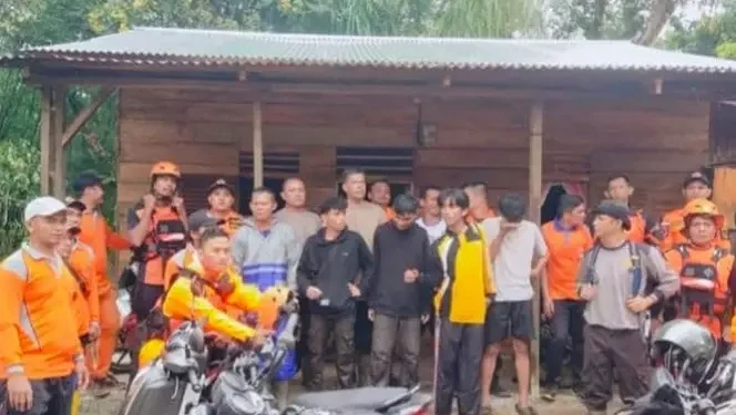 Tiga Mahasiswa Selamat dari Arus Deras Tapteng 1 Sebanyak tiga mahasiswa berhasil dievakuasi
Pos SAR Sibolga bersama Tim SAR gabungan. (Foto: SAR Sibolga/Mistar)