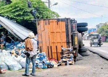 Foto: Truk Air Mineral Terbalik di Jalinsum Batu Bara, Hindari Betor Anak Sekolah 4